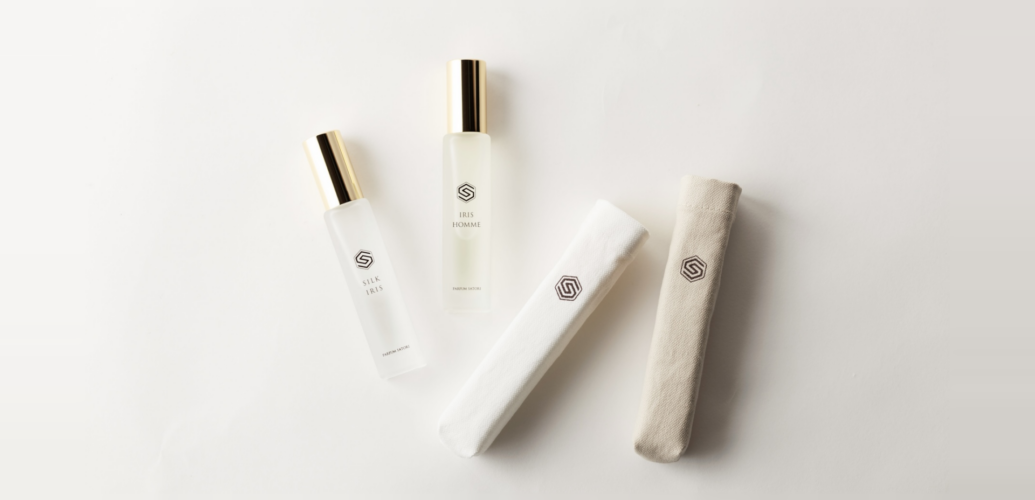 専用布袋と並べた、PARFUM SATORIのイリスの香水「シルクイリス」「イリス オム」15mLボトル