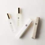 専用布袋と並べた、PARFUM SATORIのイリスの香水「シルクイリス」「イリス オム」15mLボトル