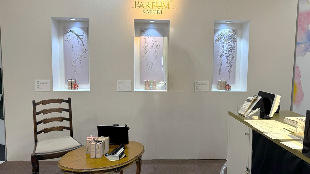 PARFUM SATORIのブースに展示された永井氏による梅・桜・藤の絵