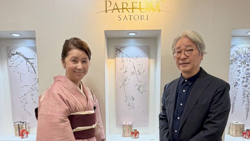 サロンドパルファン2026の会場にて、調香師の大沢さとりと絵師の永井氏